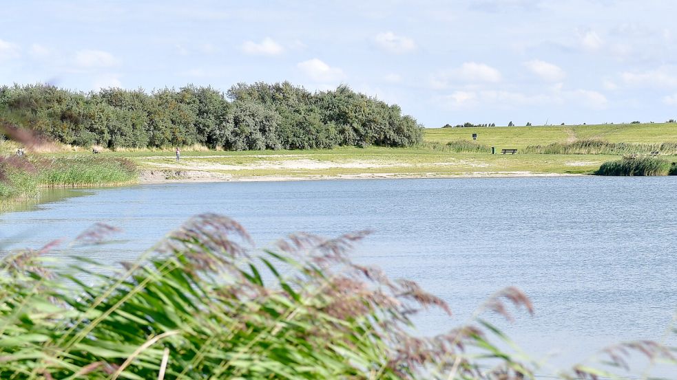 Gäste des Greetsieler Badesees können in naher Zukunft nicht mit Toiletten oder Umkleiden am naturbelassenen Strand rechnen. Foto: Archiv/Wagenaar