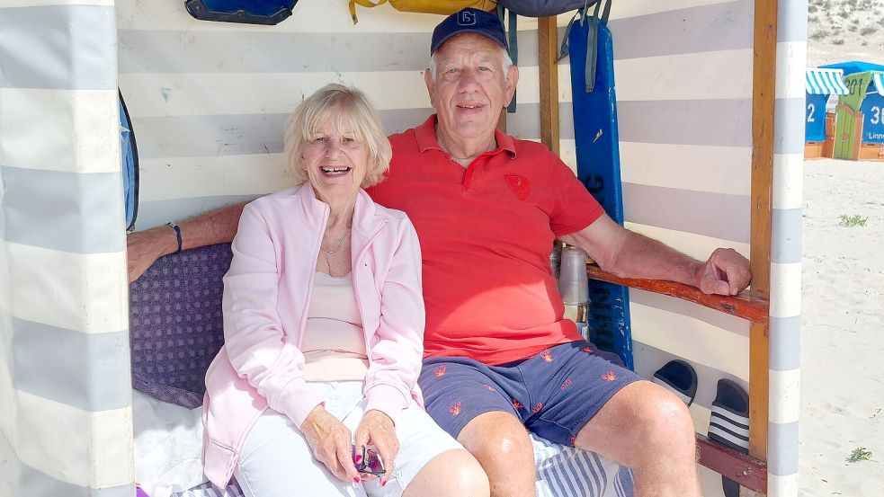 Einer ihrer Lieblingsplätze auf Borkum: Gudrun und Hans-Josef Winkler im Strandkorb am Südstrand. Foto: Ferber