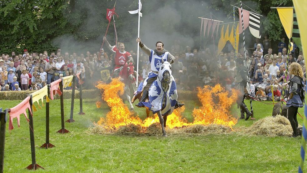 Das Ritterfest in Dornum lockt an diesem Wochenende mit allerlei Spektakel. Foto: Archiv
