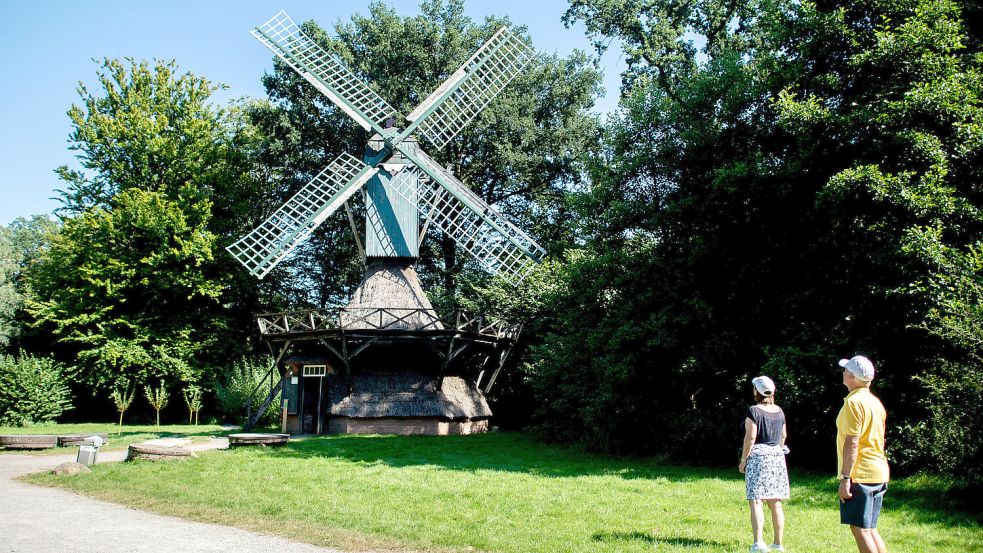 Die Kokerwindmühle im Museumsdorf Cloppenburg: An diesem Wochenende lockt das Freilichtmuseum allerdings mit ganz anderen Attraktionen. Es ist wieder Dorfkirmes – mit historischen Fahrgeschäften. Foto: Dittrich/DPA/Archiv