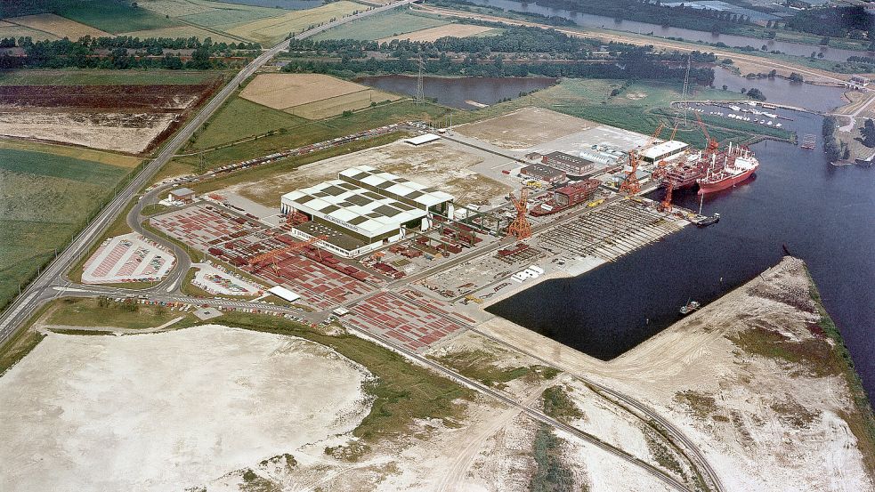 Raus aus der Stadtmitte: Dieses Foto zeigt die Meyer Werft 1976 im Industriehafen Süd. Foto: Archiv Meyer Werft