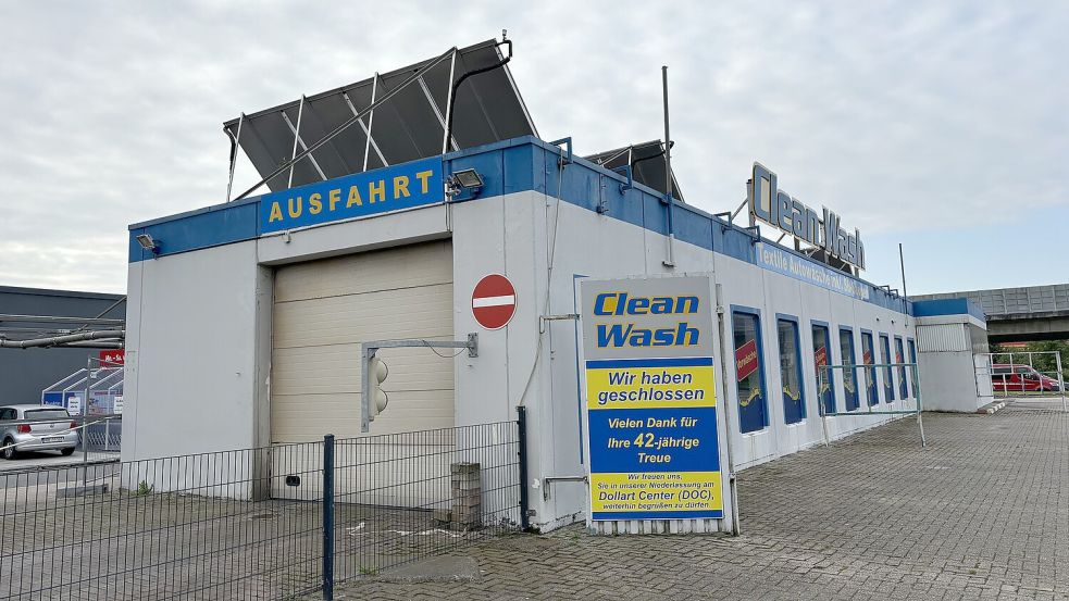 Bedanken sich für 42 Jahre Treue am Standort Harsweg: die Clean Wash-Betreiber. Am DOC können Stammkunden weiter ihr Auto bei Clean-Wash reinigen. Foto: Schuurman