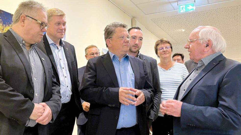 Der niedersächsische Gesundheitsminister Dr. Andreas Philippi (Mitte) spricht mit Jakobus Baumann, Vorsitzender Allgemeiner Krankenhausverein für das Rheiderland (rechts). Foto: Vogt