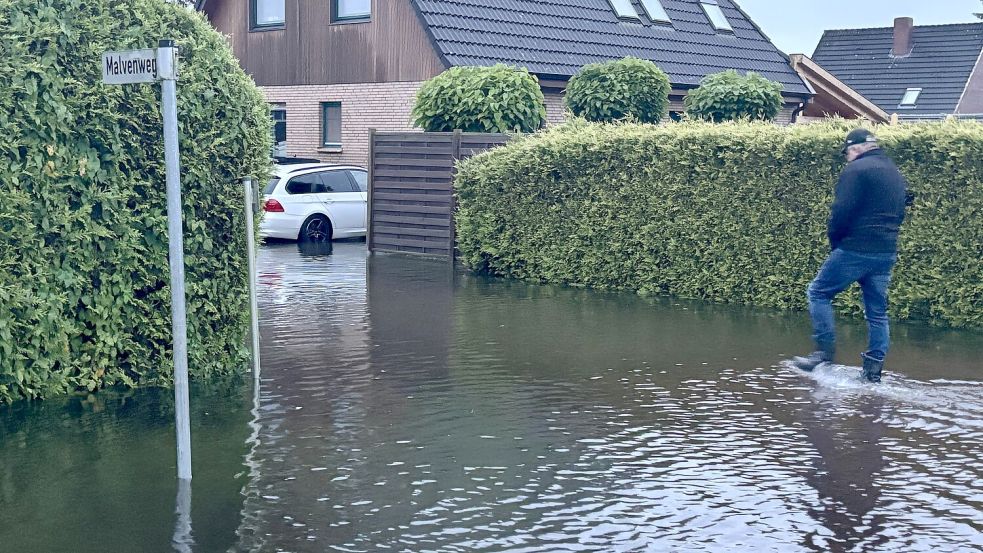 Im Malvenweg und in anderen Straßen war es am Freitag vorteilhaft, Gummistiefel im Schuhschrank zu haben. Foto: Homes