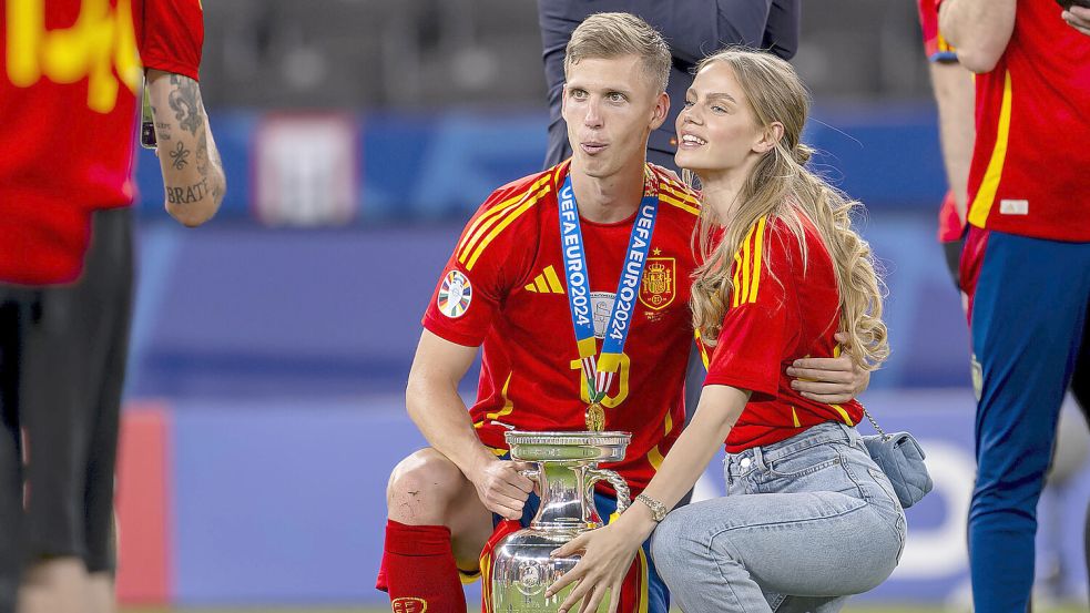 Spaniens frisch gebackener Europameister Dani Olmo wollte nach dem größten Erfolg seiner Karriere seine Freundin Laura Schmitt an seiner Seite haben. Foto: Imago