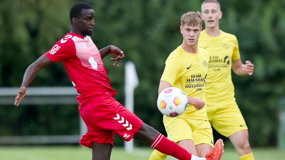 Germania Leers Kapitän Nick Kaßmann (Zweiter von rechts) und seinen Mitspielern wurden in der ersten Halbzeit des Saris-Cup-Finales vom SV Wilhelmshaven die Grenzen aufgezeigt. Fotos: Jens Doden