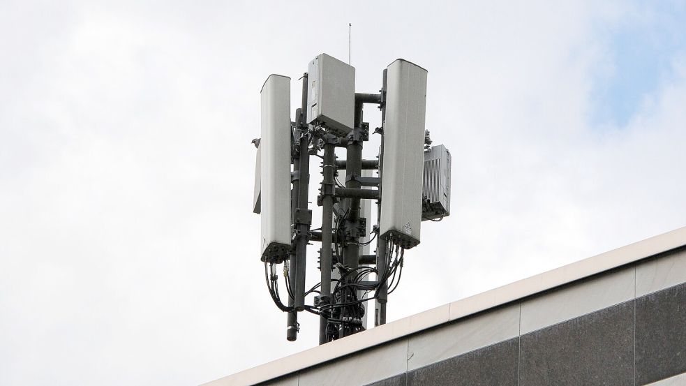 Mobilfunkantennen des Funkstandards 4G (länglich) und 5G (quadratisch) sind auf dem Dach der Bundesnetzagentur an einem Mast montiert. Foto: Wolf von Dewitz/dpa