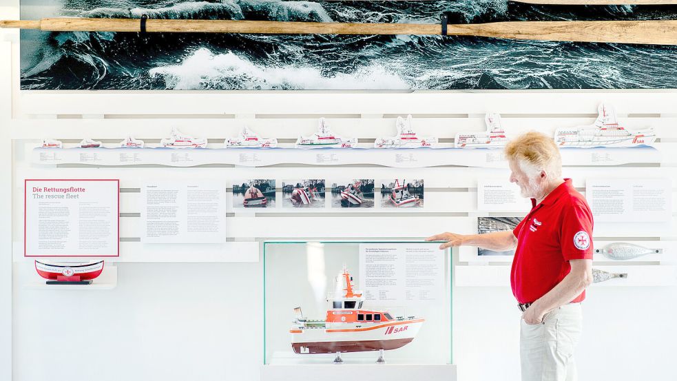 Hartwig Henke, ehrenamtlicher Mitarbeiter der Seenotretter, im neuen Spiekerooger Museum zur Geschichte der Seenotrettung. Foto: Dittrich/dpa