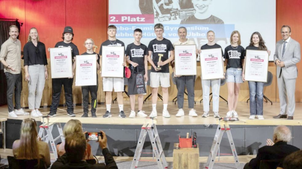 Die Schüler des Leeraner Ubbo-Emmius-Gymnasiums bei der Preisverleihung. Foto: privat