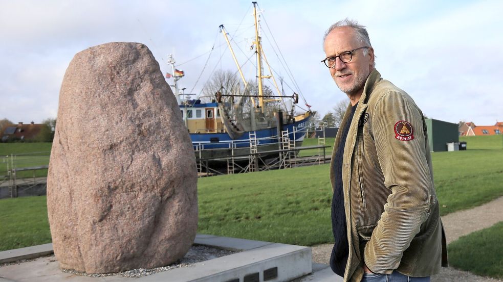 Der Erlös aus der Auktion soll dem Mahnmal am Greetsieler Hafen zu Gute kommen, sagt Gerold Conradi, Sprecher der Fischer. Foto: Archiv/Böning