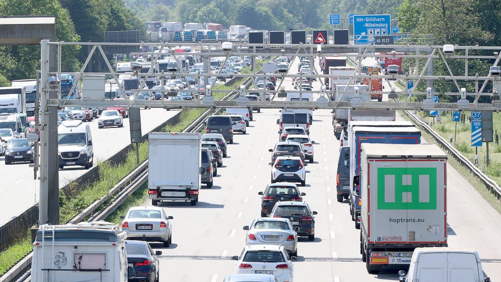 Nicht nur auf den deutschen Autobahnen wird es vor allem am Wochenende voll, auch in Österreich und der Schweiz drohen lange Staus. Foto: dpa/Bodo Marks