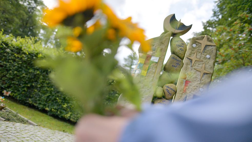 Auf dem Friedhof in Wallinghausen gibt es eine Stele, die an sogenannte Sternenkinder erinnert, an Kinder, die tot geboren worden sind oder unmittelbar nach der Geburt verstorben sind. Foto: Ortgies