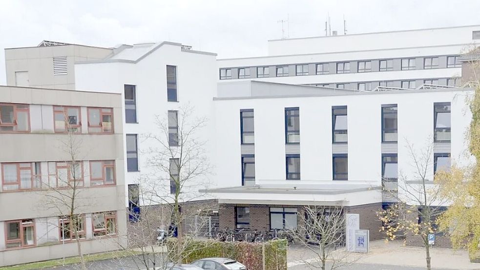 Am Hans-Susemihl-Krankenhaus in Emden wurden bereits in jüngster Vergangenheit mehr als 2000 Quadratmeter Dachfläche restauriert. Nun kam es an anderer Stelle zu einem Wassereinbruch. Foto: Aiko Recke