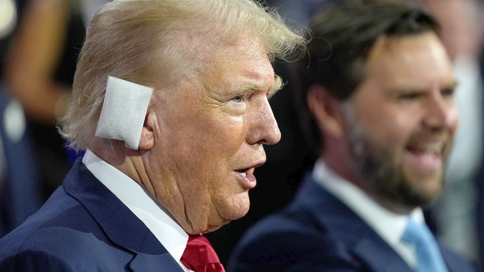 Trump trägt einen Verband am Ohr. Foto: Evan Vucci/AP/dpa