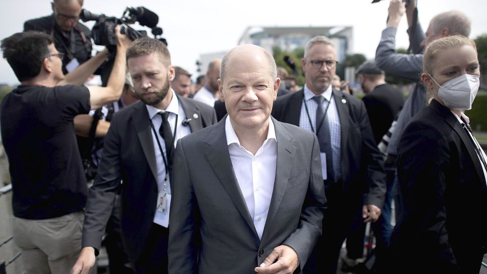 Bundeskanzler Olaf Scholz hat regelmäßig Personenschützer um sich. Foto: IMAGO/IPON