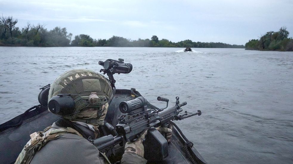 Ukrainische Soldaten auf dem Dnipro nehmen feindliche Stellungen ins Visier. (Archivbild) Foto: Felipe Dana/AP/dpa