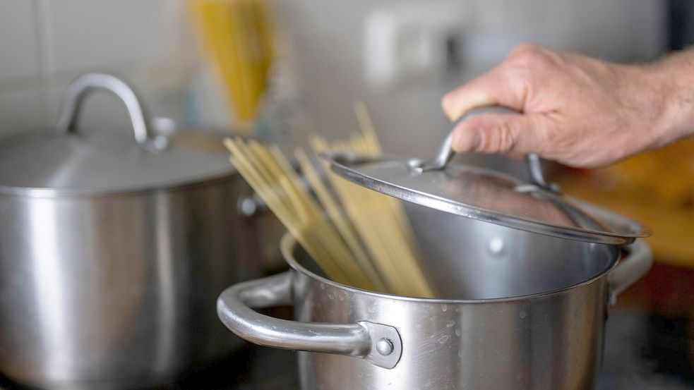 Der Luftdruck bestimmt mit, wie lange Spaghetti brauchen. Foto: Monika Skolimowska/dpa