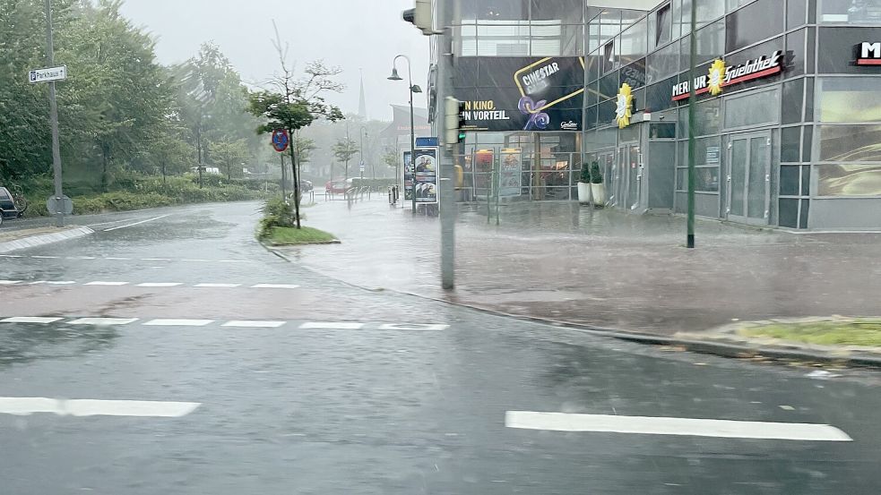 Starkregen: Entlang der Hauptverkehrsstraßen wie hier hatte die Kanalisation Probleme, die Wassermassen aufzunehmen. Foto: Schuurman