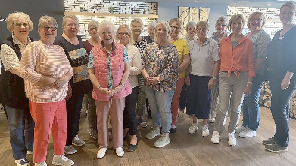 Das Foto zeigt (von links): Beate Stassel, Martha Rüter, Helene Weerts, Claudia Pfefferkuchen, Brigitte Althen, Käthe Janssen, Rita Peters, Edda Fisser, Brigitte Hinrichs, Etta Reuter, Karin Feus, Engeline Ottersberg, Christel Schnakenberg, Marichen Adams, Heike Agena und Marlies Reinsberg (beide Landkreis Aurich). Foto: privat