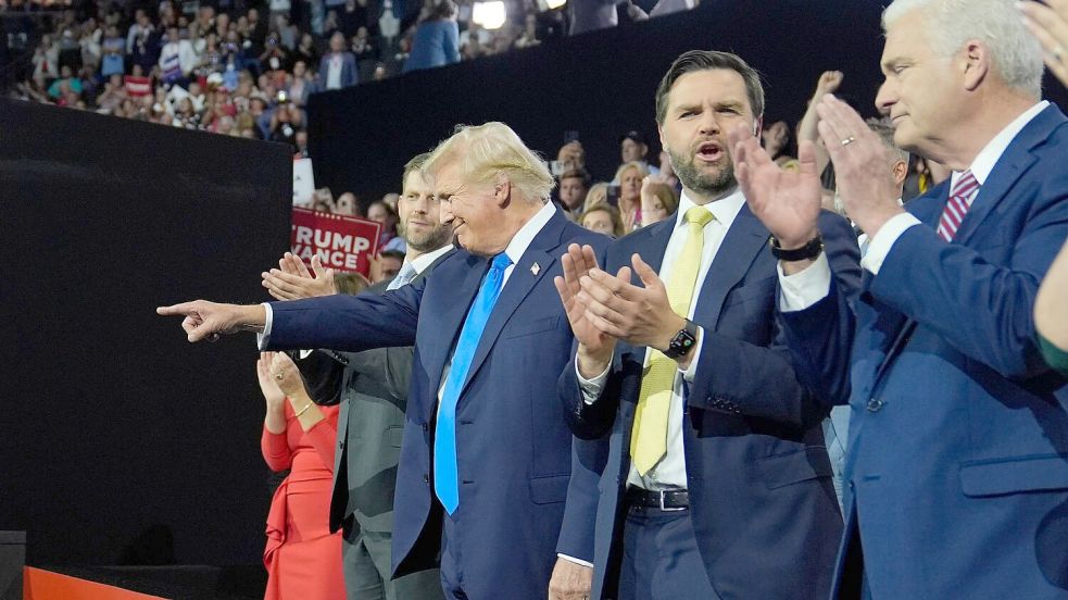 Donald Trump hat sich beim Parteitag der Republikaner erneut feiern lassen. An seiner Seite: Der frisch gekürte Vize J.D. Vance. Foto: Evan Vucci/AP/dpa