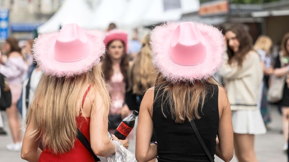 Cowboy-Hüte erinnern an Swifts Ursprünge in der Country-Musik. Foto: Oliver Berg/dpa