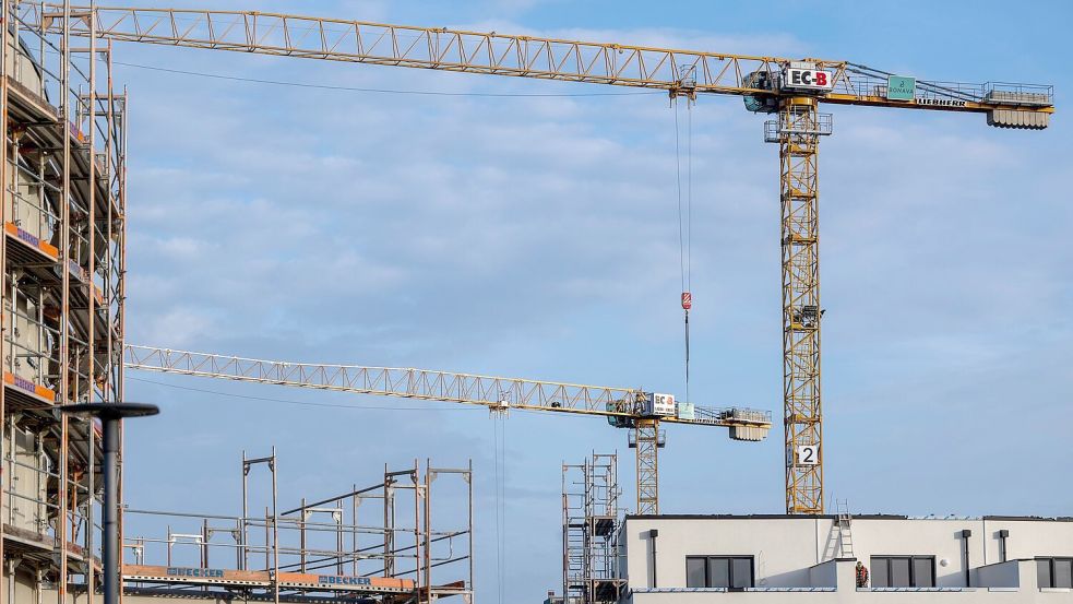 Die Genehmigungen für neue Wohnungen gehen weiter zurück. (Archivbild) Foto: Monika Skolimowska/dpa