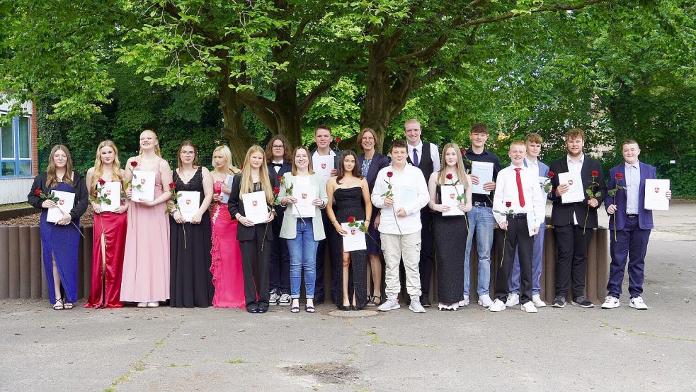 Nach der Feier wurden von den einzelnen Klassen Fotos gemacht. Auf diesem präsentieren sich einige der Oberschülerinnen und -schüler gut gelaunt mit ihren Zeugnissen und im feinsten Zwirn. Foto: privat