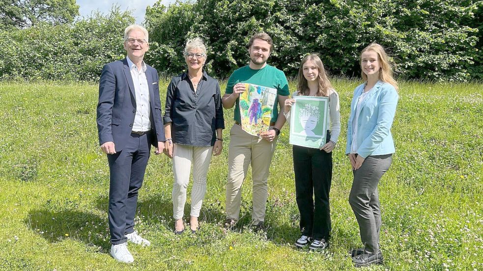 RVB-Vorstandsmitglied Mario Baumert (von links), Dagmar Lotz-Arkenau, Fachobfrau Kunst an der Alexander von Humboldt Schule, und RVB-Privatkundenberaterin Sandra Rolfs (rechts) gratulierten Max Einsele und Landessiegerin Alexia Zänker. Foto: privat