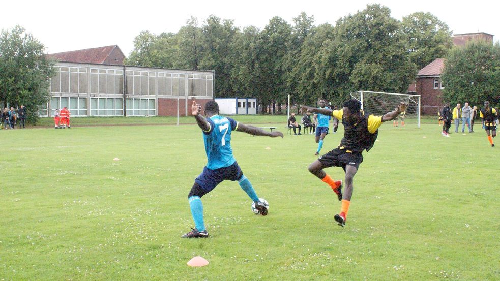 Hart, aber fair gingen die Spieler auf dem Fußfallfeld zur Sache. Einzig der Regen setzte dem Treiben in Aurich ein jähes Ende. Fotos: privat