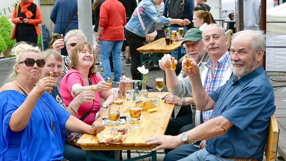 Das gastronomische Angebot auf dem Delftfest ist immens. Neben den Buden freuen sich auch Restaurants und Cafés über zahlreiche Besucher. Foto: Wagenaar