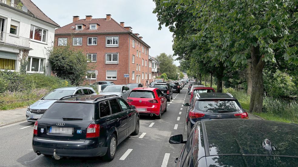 Stau in beiden Richtungen: die Straße Zwischen beiden Bleichen ist dicht auf voller Länge. Foto: Schuurman