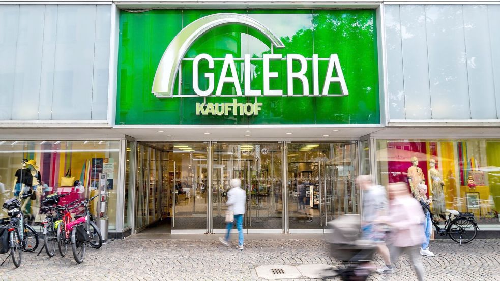 Eine Filiale der Kaufhauskette Galeria Kaufhof in der Fußgängerzone. Die Gewerkschaft Verdi hat ein Tarifangebot der Firma abgelehnt. (Archivbild) Foto: Sina Schuldt/dpa