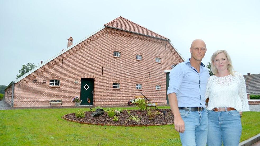 Julia und Jens Fletemeyer vor ihrem Gulfhof in Holte. Das landwirtschaftliche Anwesen hat Jens Fletemeyer selbst gebaut. Foto: Fertig