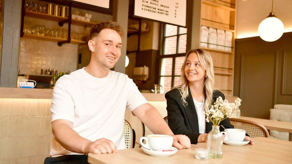 Veit Neemann und Hannah Kroth betreiben in Greetsiel das „Café 1820“. Foto: Wagenaar