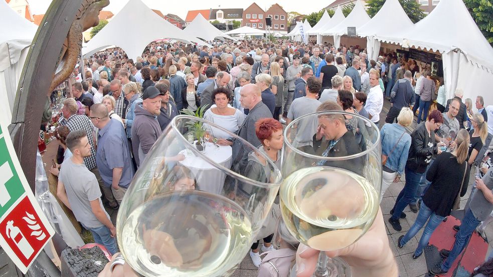 Beim Wein- und Gourmetfest auf dem Auricher Marktplatz wird mit Wein angestoßen. Foto: Archiv/Ortgies