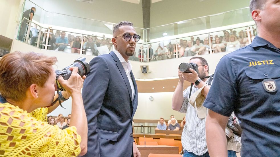 Boateng wird vor vollbesetzten Zuschauerrängen im Gerichtssaal fotografiert. Foto: Peter Kneffel/dpa