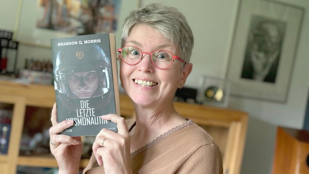 Eine spannende und lustige Lektüre empfiehlt Karin Lüppen mit dem Science-Fiction-Roman „Die letzte Kosmonautin“. Foto: Fiks