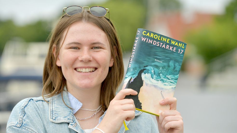 Pia Pentzlin ist begeistert von Caroline Wahls Buch „Windstärke 17“. Foto: Ortgies