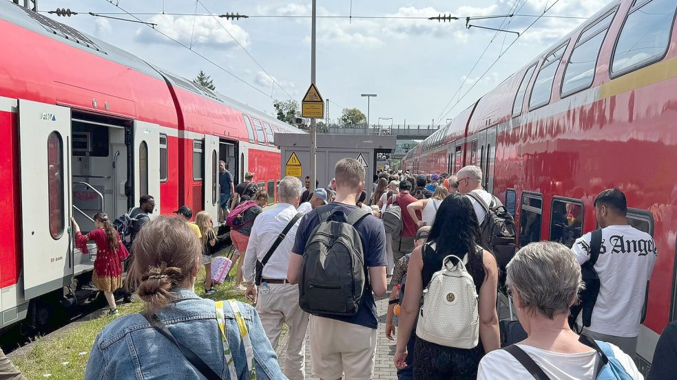 Für die gestrandeten Bahnreisenden wurde stellenweise Schienenersatzverkehr eingerichtet. (Foto-aktuell) Foto: Kathrin Deckart/dpa