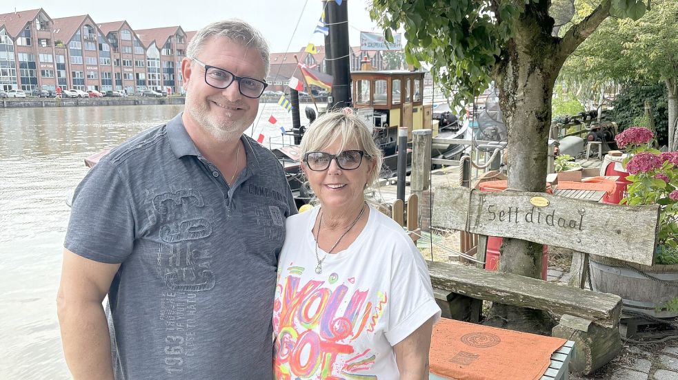 Petra und Dr. Karl-Heinz Lipka haben sich den Museumshafen in Leer angeschaut. Foto: Bothe