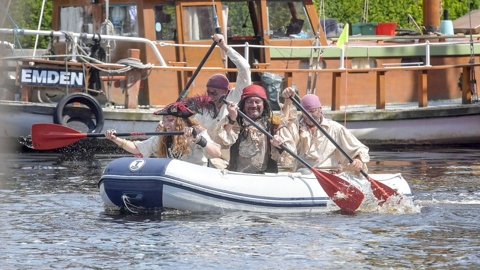 Die Kölner Piraten entern Emden und haben es sich am Freitag nicht nehmen lassen, beim IHK-Schlauchboot-Rennen im Delft anzutreten. Foto: Ortgies