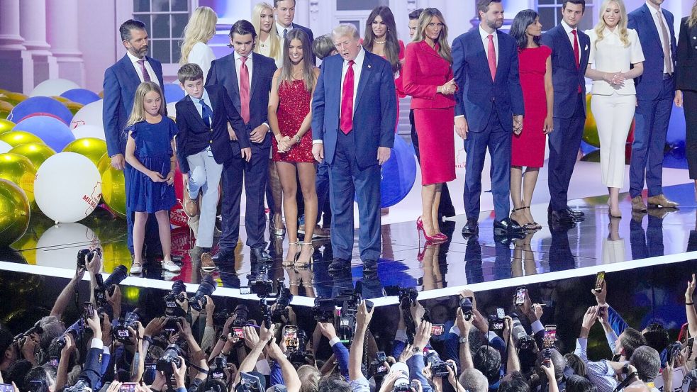 Der Auftritt des Präsidentschaftskandidaten mit seiner Familie ist der traditionelle Abschluss eines Parteitags. Foto: J. Scott Applewhite/AP/dpa