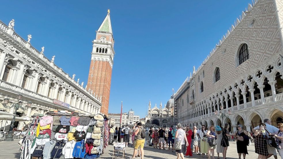 In Venedig sollen Tagesbesucher künftig bis zu zehn Euro bezahlen. (Archivbild) Foto: Christoph Sator/dpa