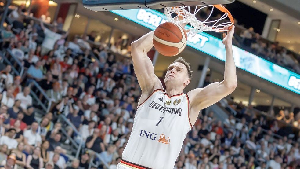 Johannes Voigtmann beim Dunking. Foto: Andreas Gora/dpa