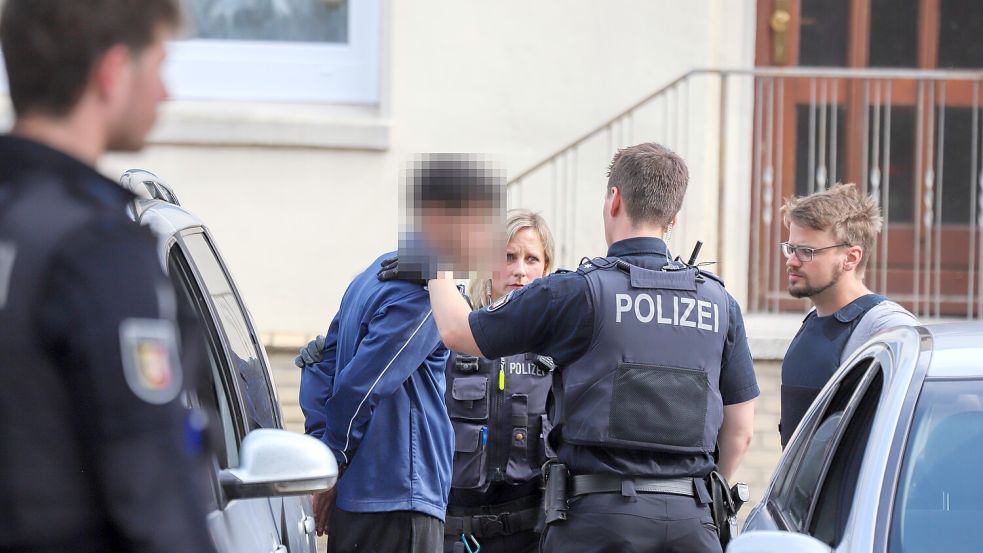 Gegen 16 Uhr nahmen Einsatzkräfte der Polizei zwei junge Männer und einen älteren Mann in Wedel fest. Die beiden Brüder stehen laut der Ermittler unter dringendem Tatverdacht. Foto: Florian Sprenger