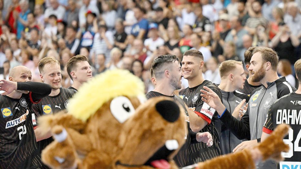 Für die deutschen Handball-Teams steht die Olympia-Generalprobe an. Foto: Marijan Murat/dpa