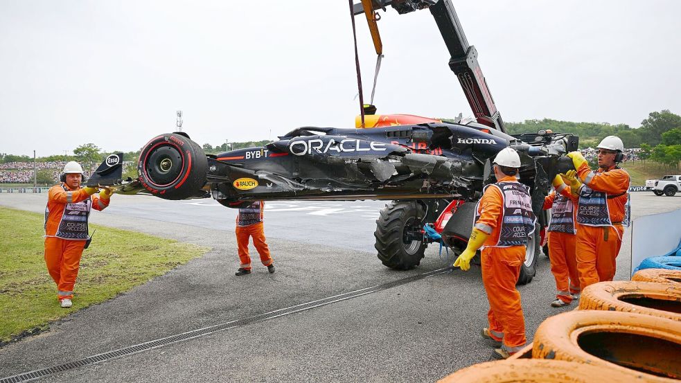 Der Red Bull von Sergo Pérez - demoliert und am Abschlepphaken. Foto: Balint Szentgallay/ZUMA Press Wire/dpa