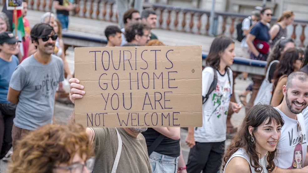 Am Sonntag ist wieder eine Demonstration gegen die Auswüchse des Massentourismus auf Mallorca geplant. Foto: Paco Freire/SOPA Images via ZUMA Press Wire/dpa