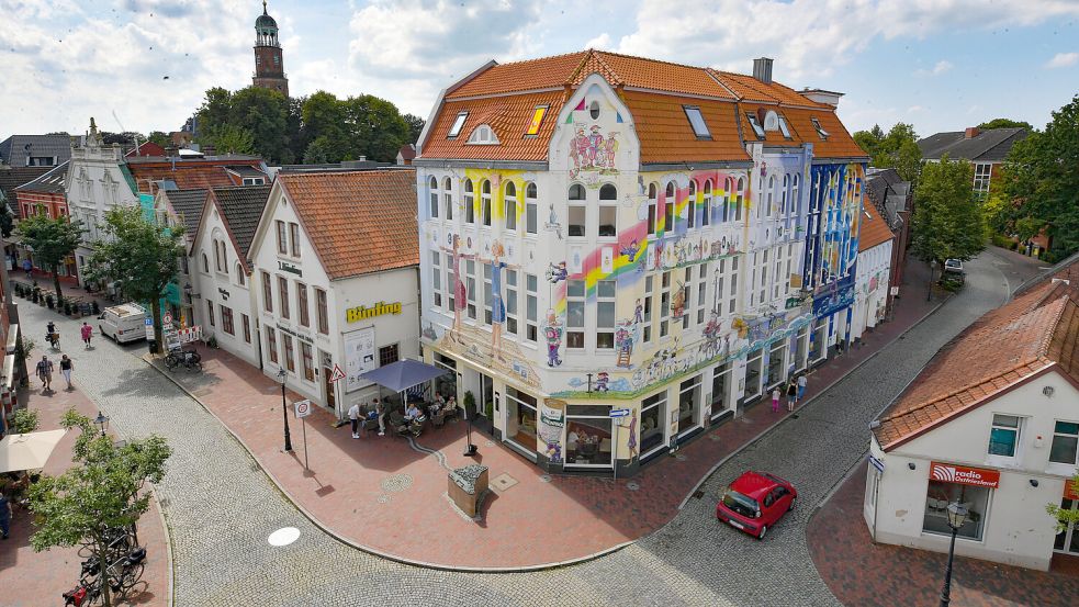 Das Coloniale-Gebäude in der Leeraner Altstadt fällt durch seine farbenfrohen Motive auf. Foto: Ortgies