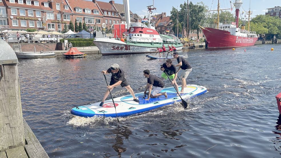 Bei der XXXL-SUP-Challenge fiel so manch Teilnehmer ins Wasser. Foto: Weiden